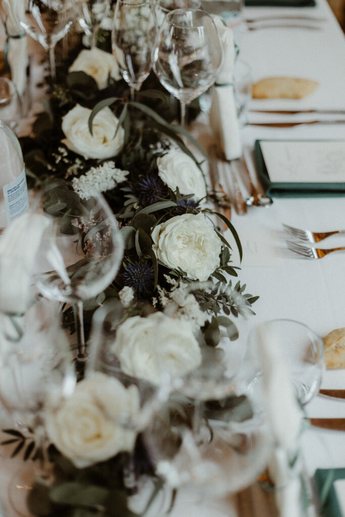 Chemin de table, mélange de rose et eucalyptus