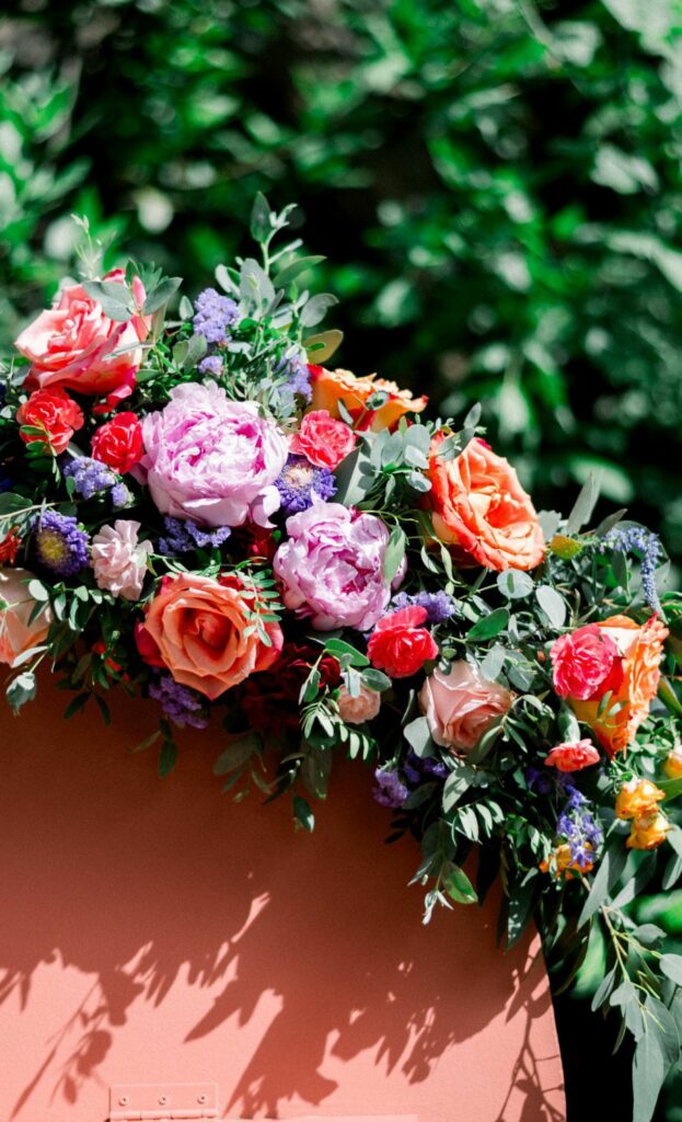 Composition florale colorée pour une décoration de présentoir à cocktail
