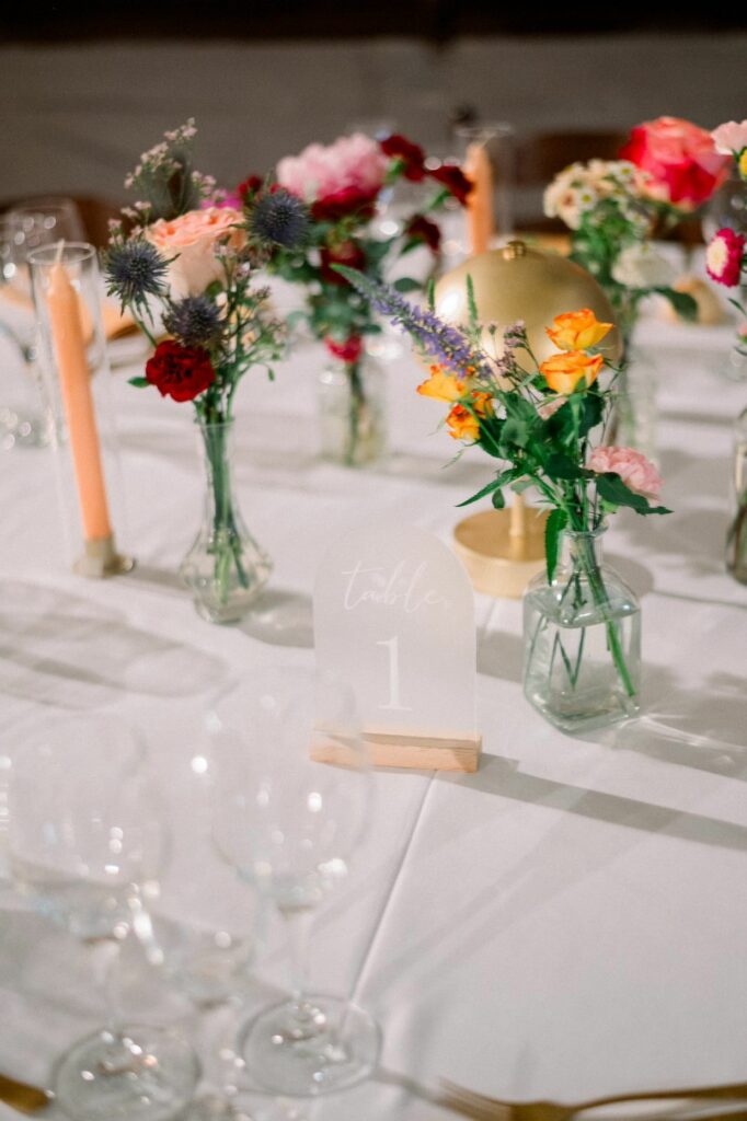 Détails soliflore fleuri coloré sur table