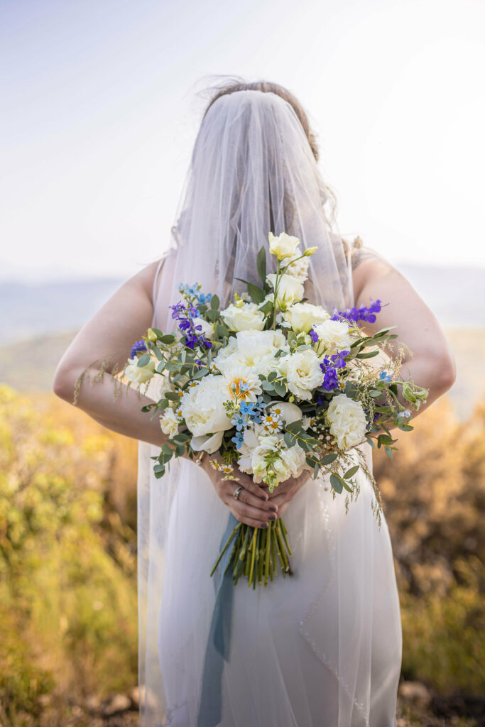 Bouquet de mariée dans les tons blanc et bleu