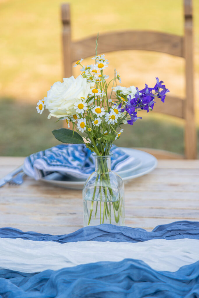 Fleurs blanches et bleu, soliflore verre mariage