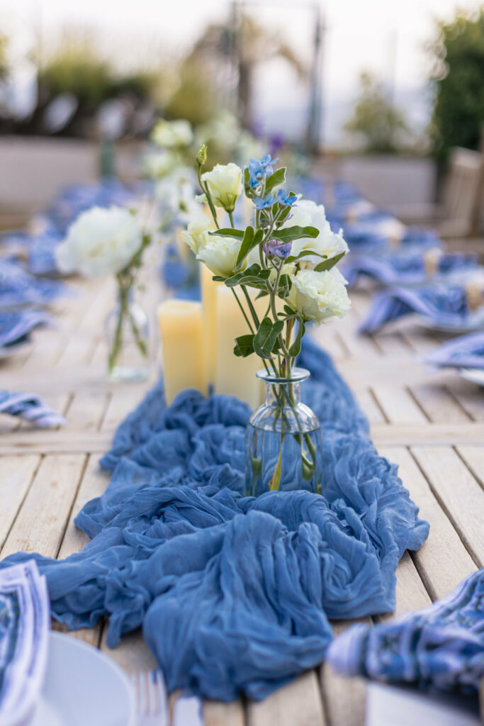 Vase et fleurs, lisianthus blanc et oxypetalum