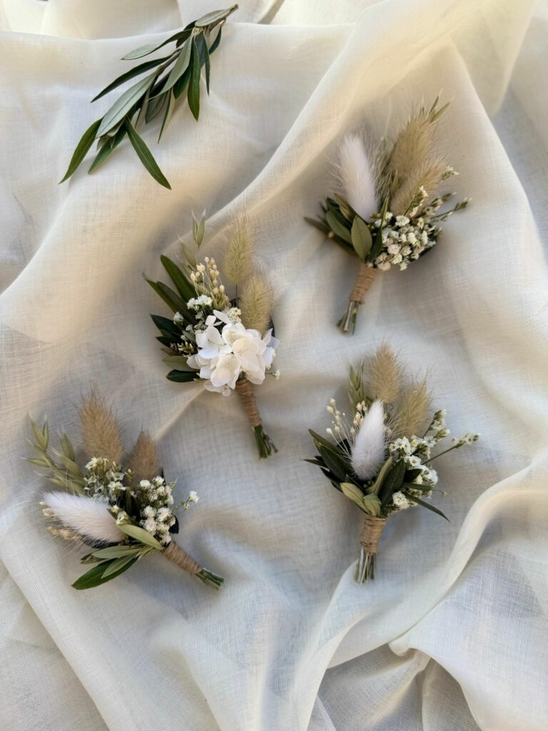 Mariage L'hellébore - Boutonnières en fleurs séchées blanches et vertes avec feuillage d'olivier
