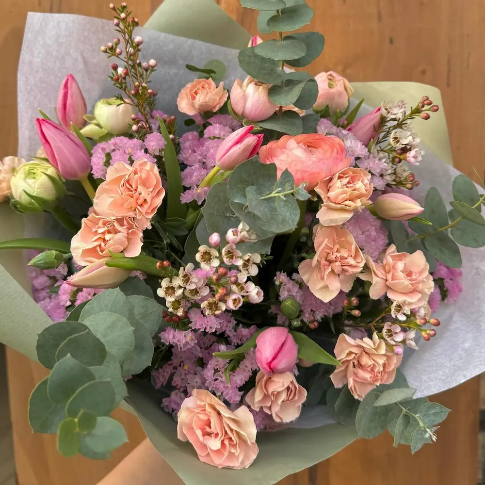 Bouquet dans les tons pastels rose, blanc et vert