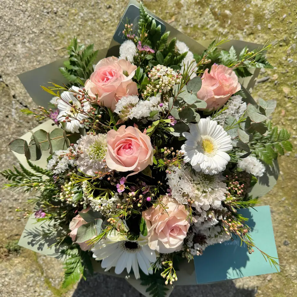 Bouquet dans les tons pastels rose, blanc et vert