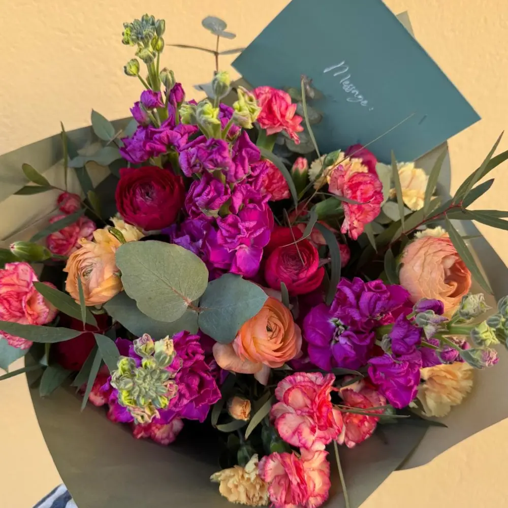 Bouquet dans les tons rose rouge et pêche