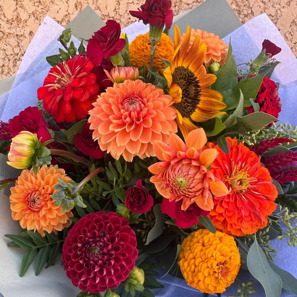 Bouquet d'été tons chauds : dalhias, zinnias, tournesols, Mini Oeillets