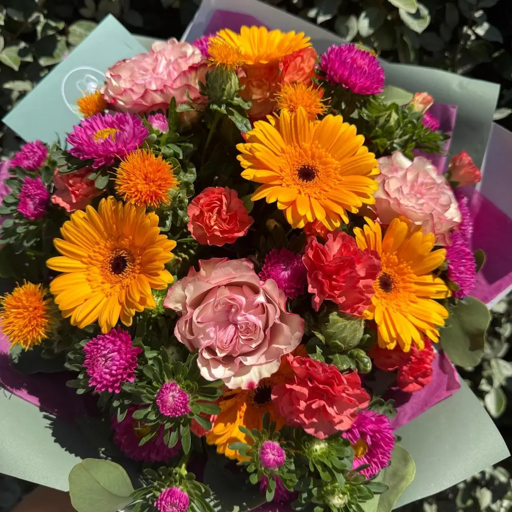 Bouquet coloré melange de germini, roses, paquerette, carthamus