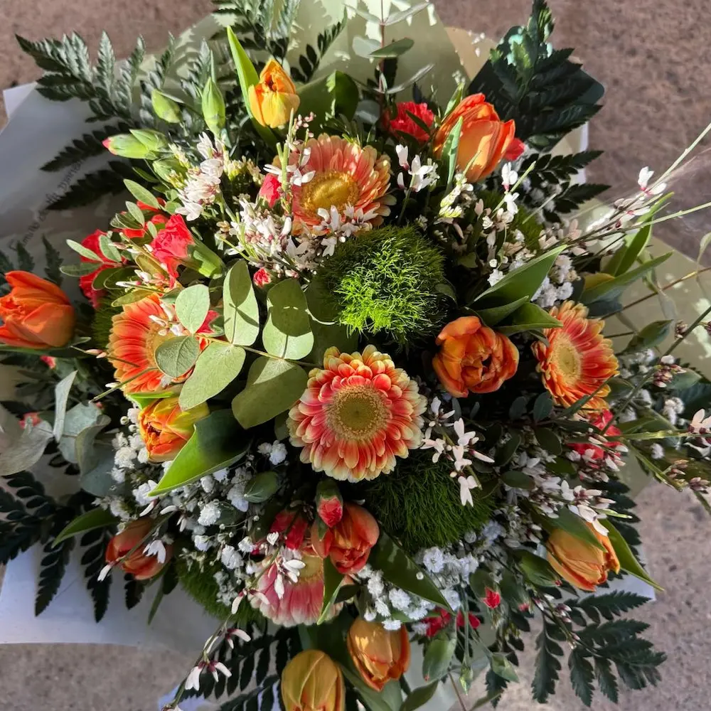 Bouquet dans les tons orange, jaune et vert