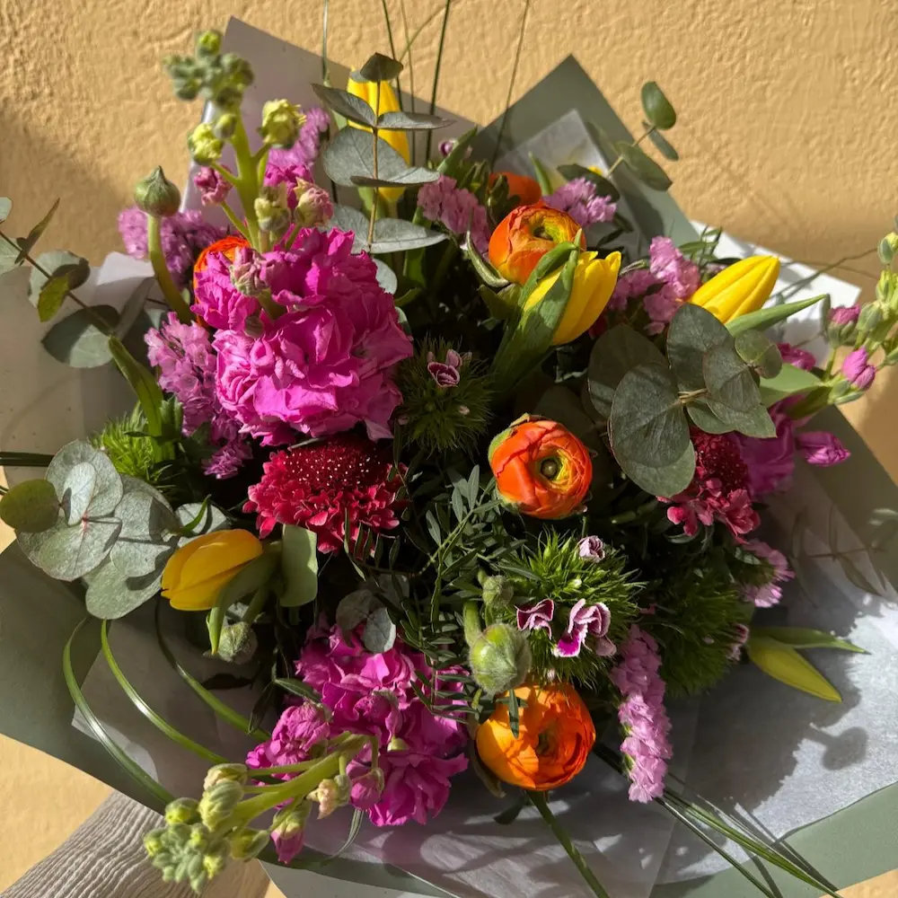 Bouquet de fleurs de printemps, tulipes, renoncules, giroflee, oeillet de poète, statice