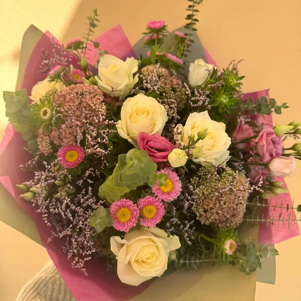 Bouquet de rose, lisianthus, paquerettes, sedum dans les tons : blanc, vert et rose