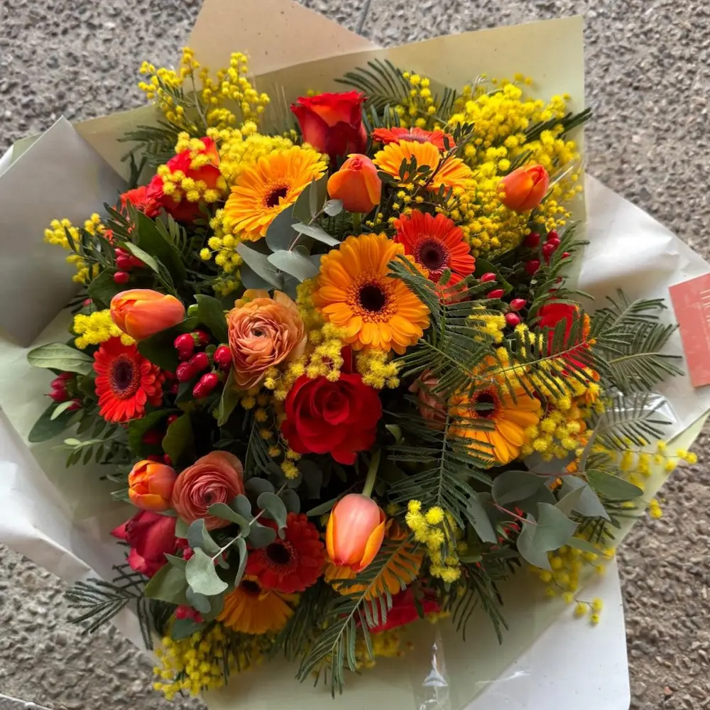 Bouquet de Germini, Renoncules, Tulipes, Mimosa, Eucalyptus, Hypericum tons chauds