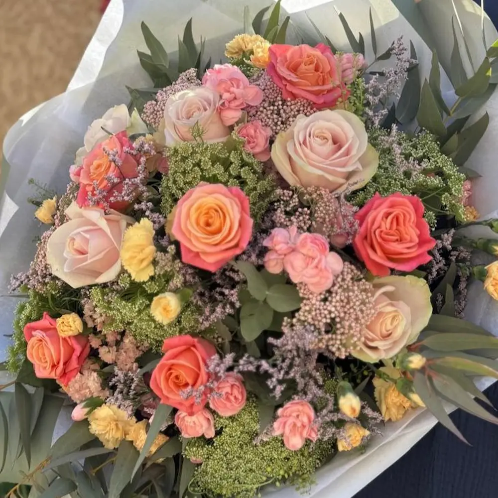 Bouquet de Rose pastel, Rose oranger, Mini Oeillet, Dhille, Statice, Eucalyptus