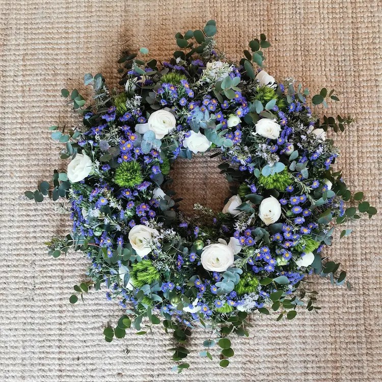 Couronne deuil tons : bleu, blanc, vert