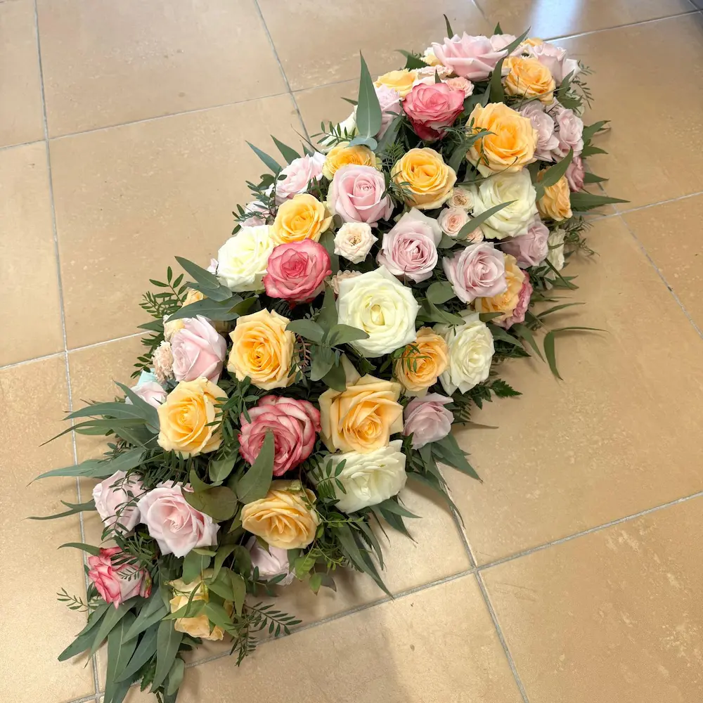 Dessus de cercueil de Roses dans les tons multicolores pastels