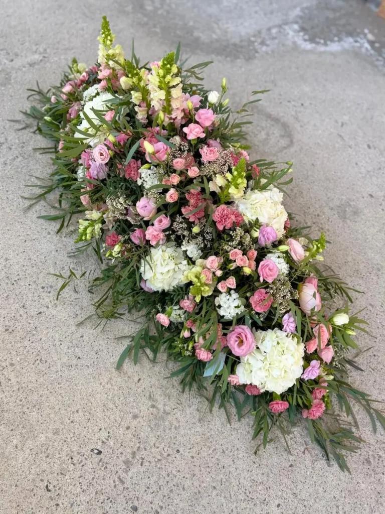 Dessus de cercueil tons pastels vu de coté