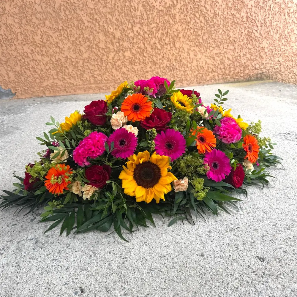 Composition allongée de fleurs dans les tons fuchsia, jaune, orange, rose