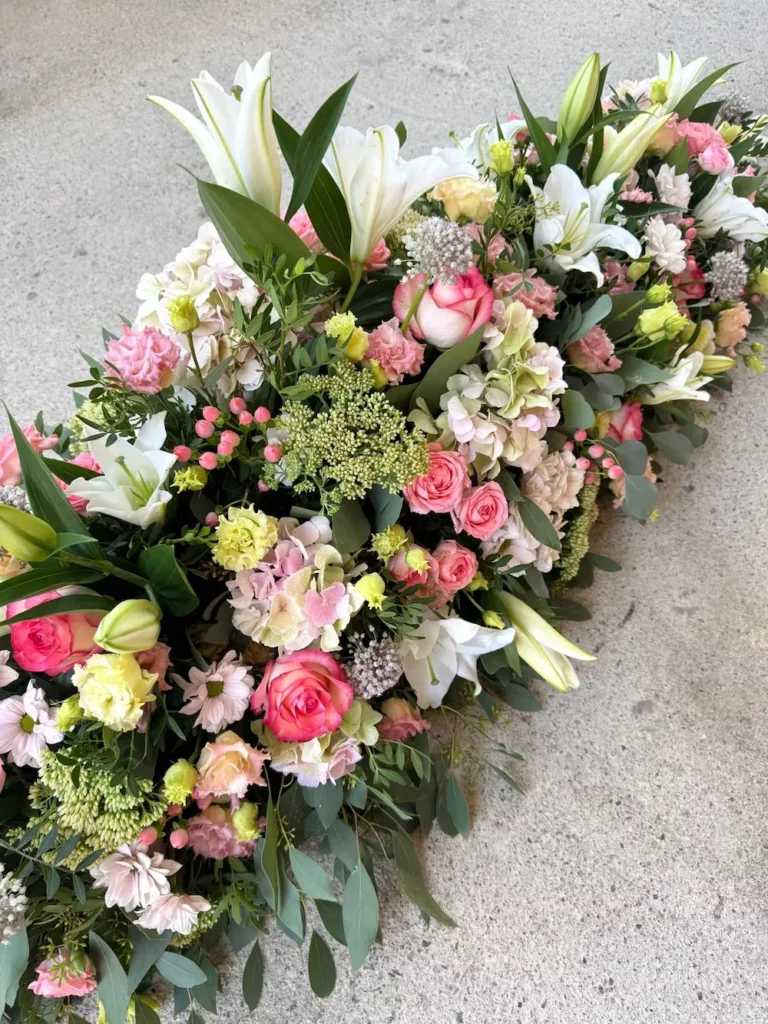 Dessus de cercueil lys, hortensia, roses, chrysanthème, lisianthus, allium, hypericum