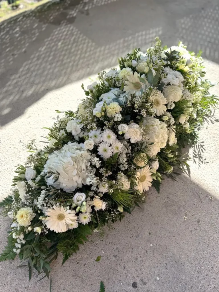 Dessus de cercueil blanc et vert