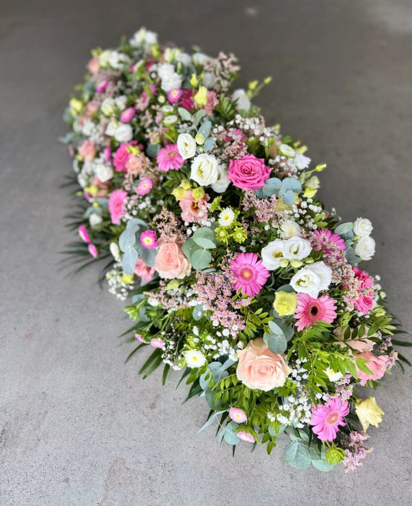 dessus de cercueil rose et blanc